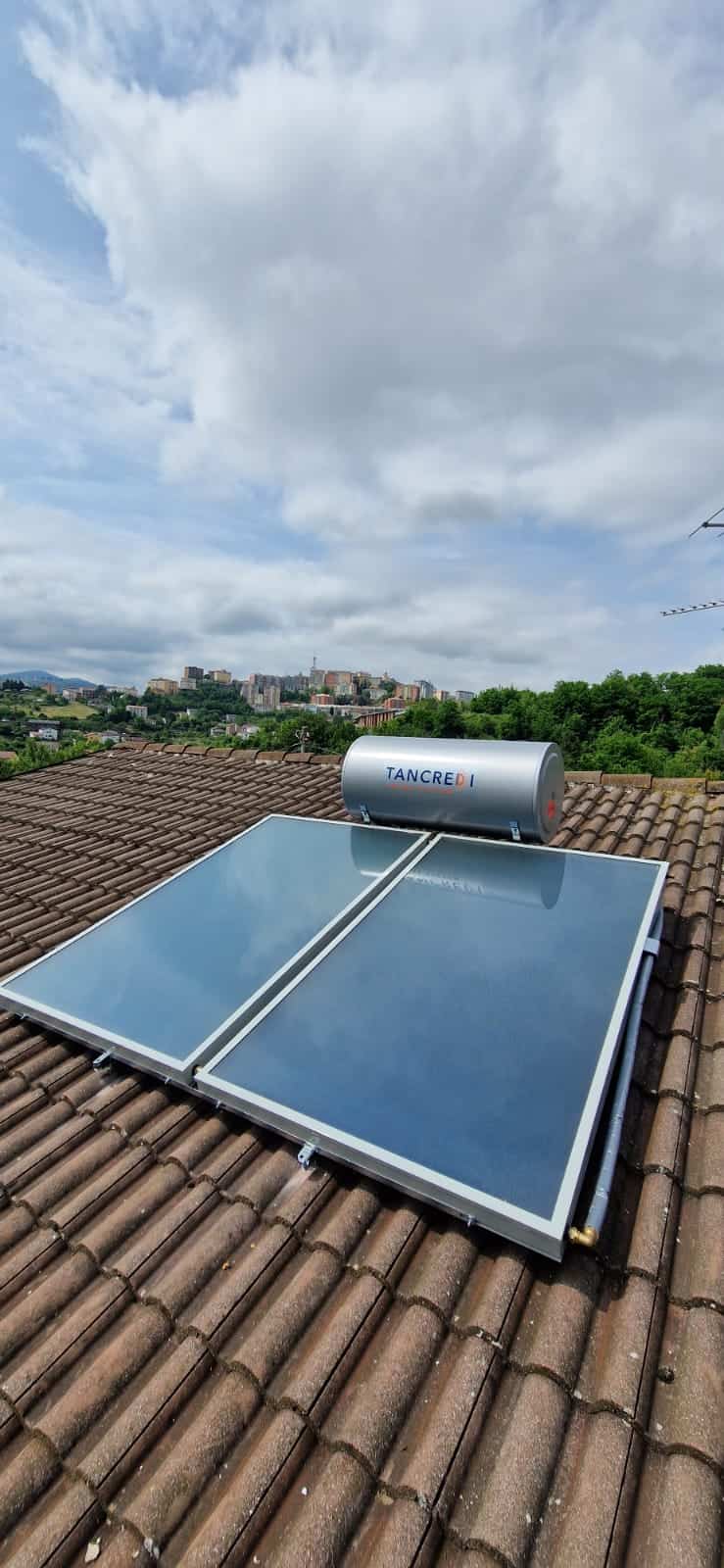 Boiler e pannelli di un impianto solare termico Tancredi installato sul tetto