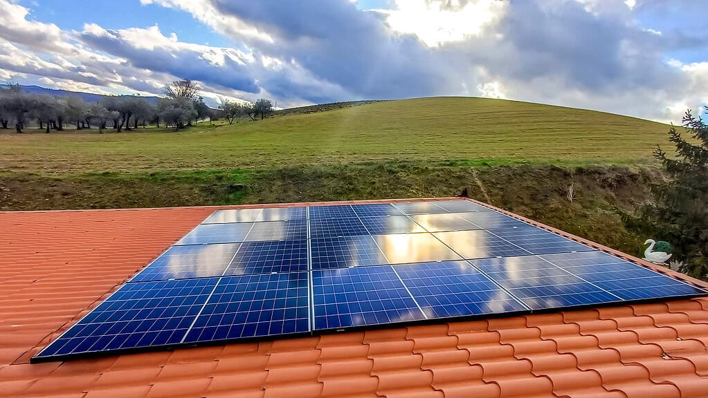 Chi ha il fotovoltaico paga la bolletta: impianto fotovoltaico residenziale Tancredi su un tetto