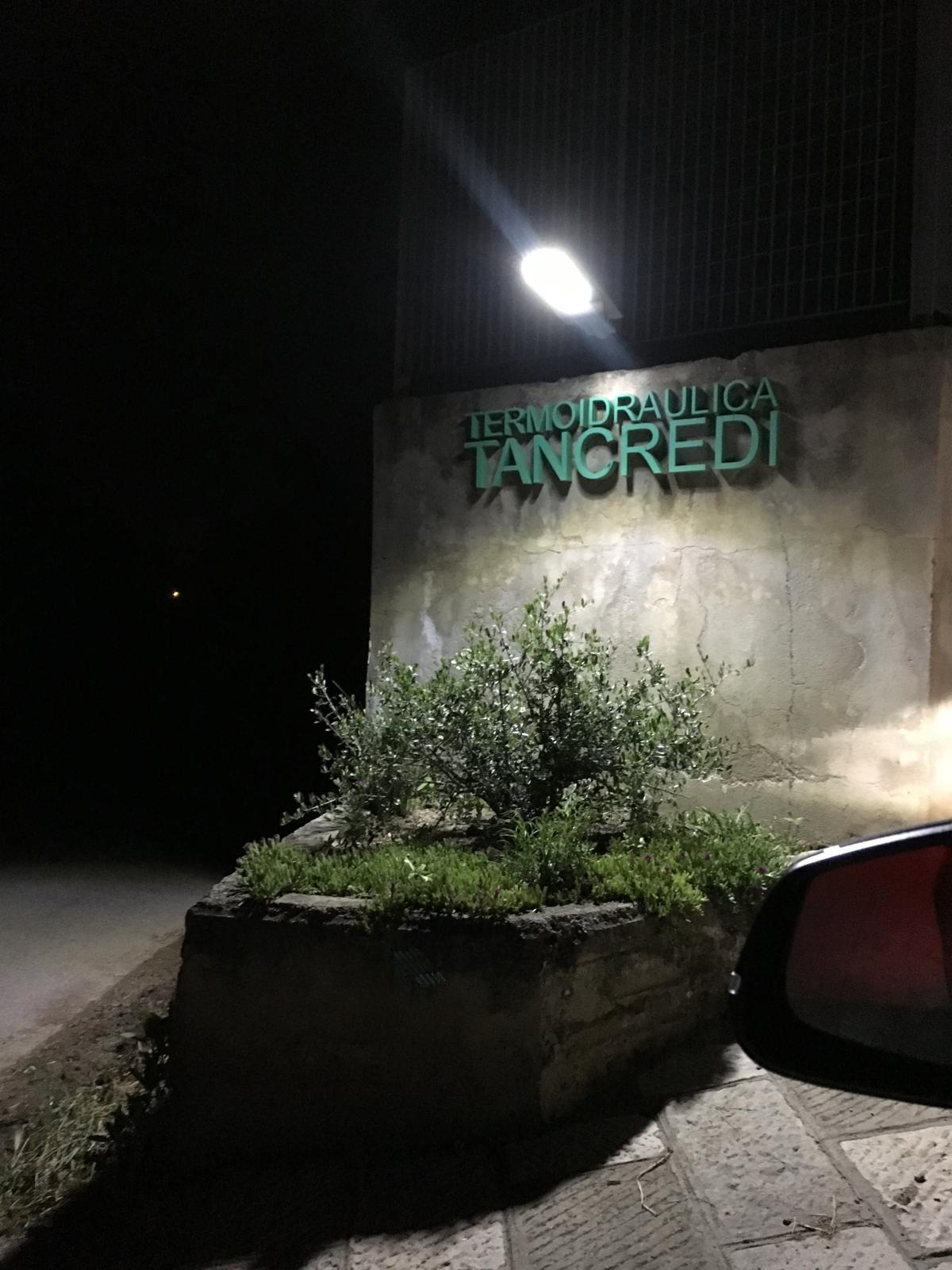 Insegna Termoidraulica Tancredi illuminata di sera