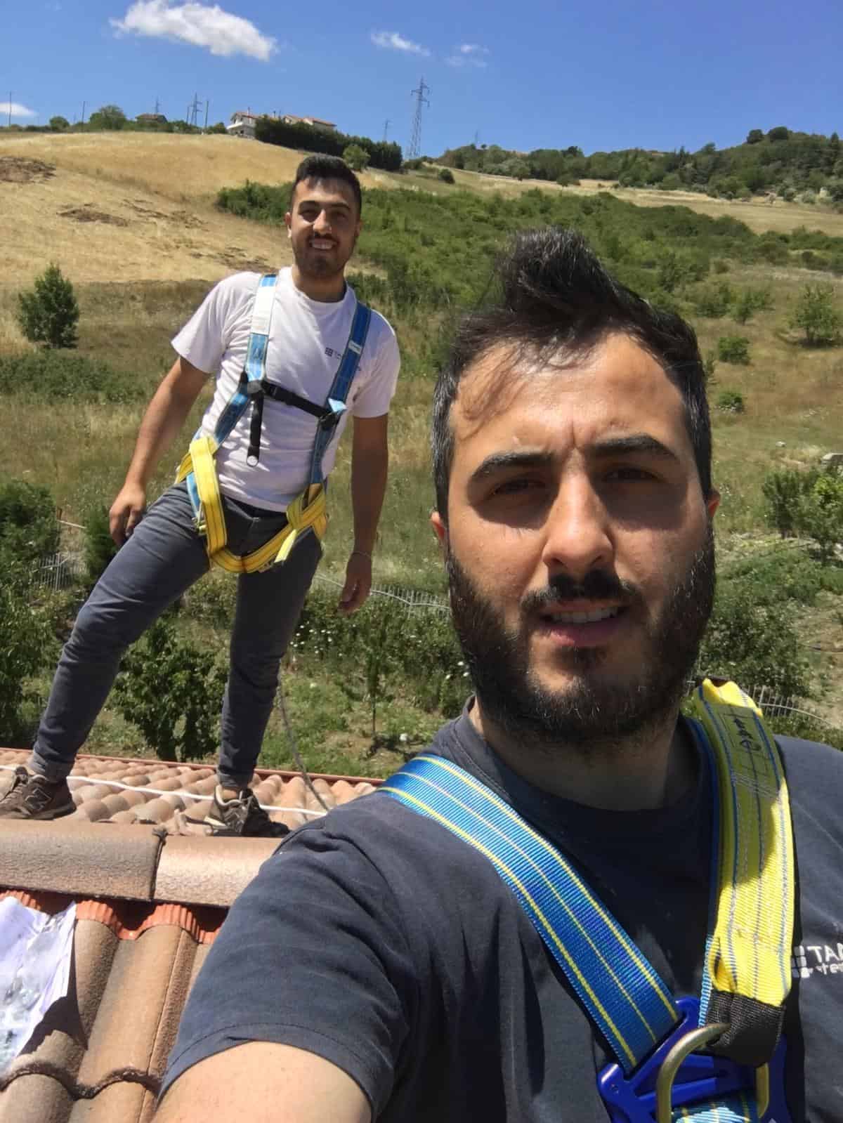 Due tecnici Tancredi durante un intervento sul tetto